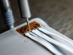 Photography of a residual stress measurement using the hole drilling in aerospace aluminium alloy.